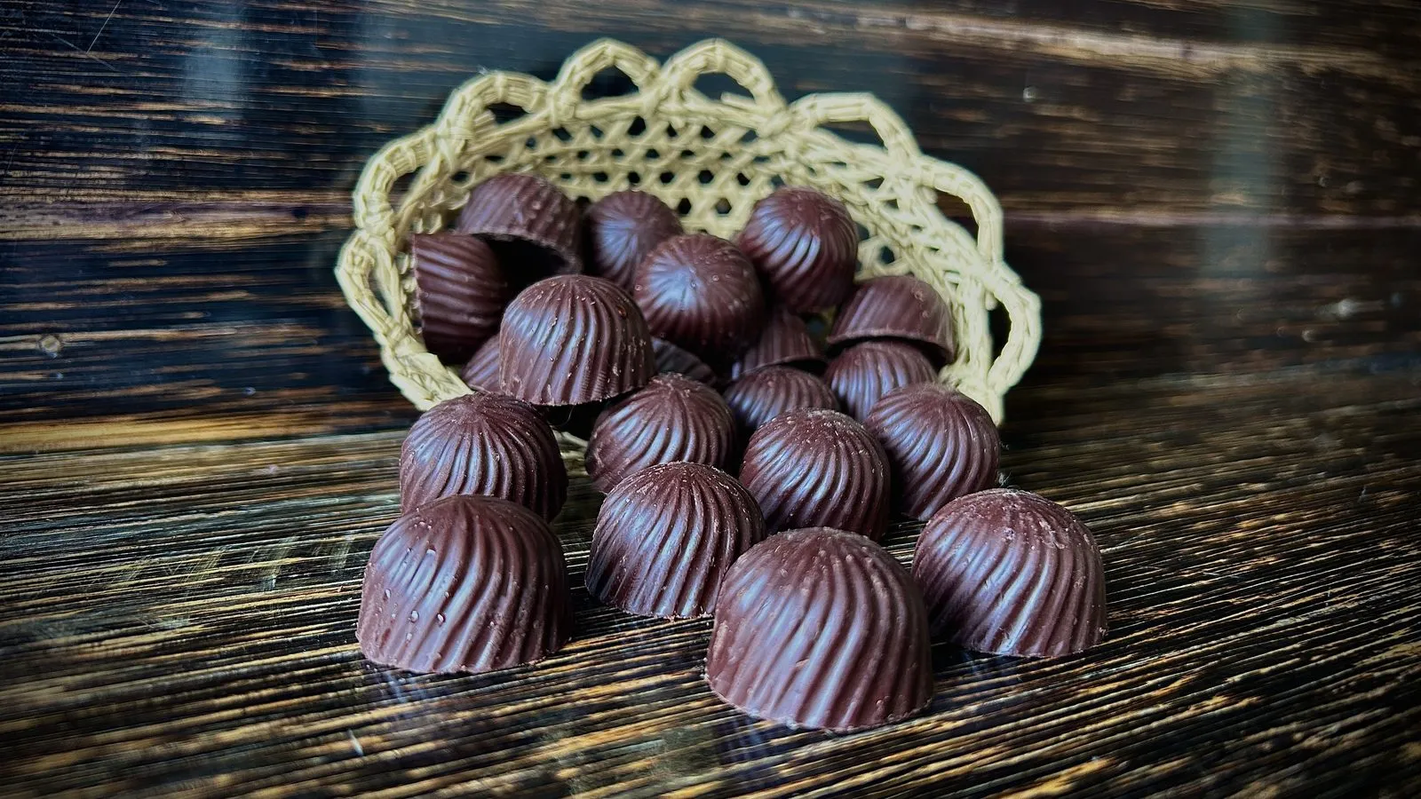 Bombones de chocolate oscuro en una canasta tejida