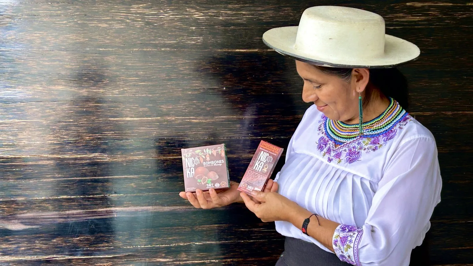 Gladys Quishpe, fundadora de Nicka, sostiene dos de sus productos