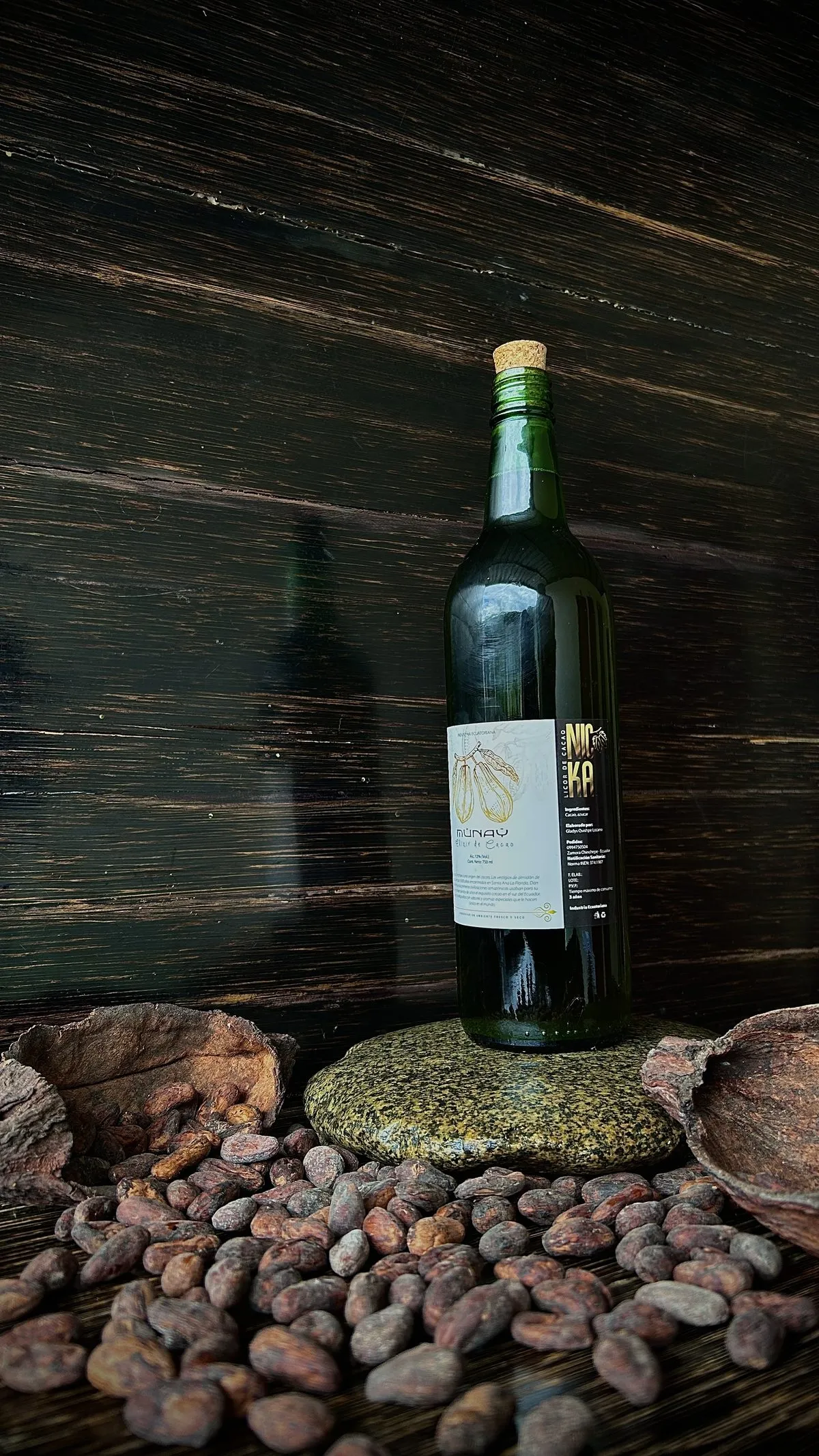 Botella de licor de cacao Münay sobre semillas de cacao