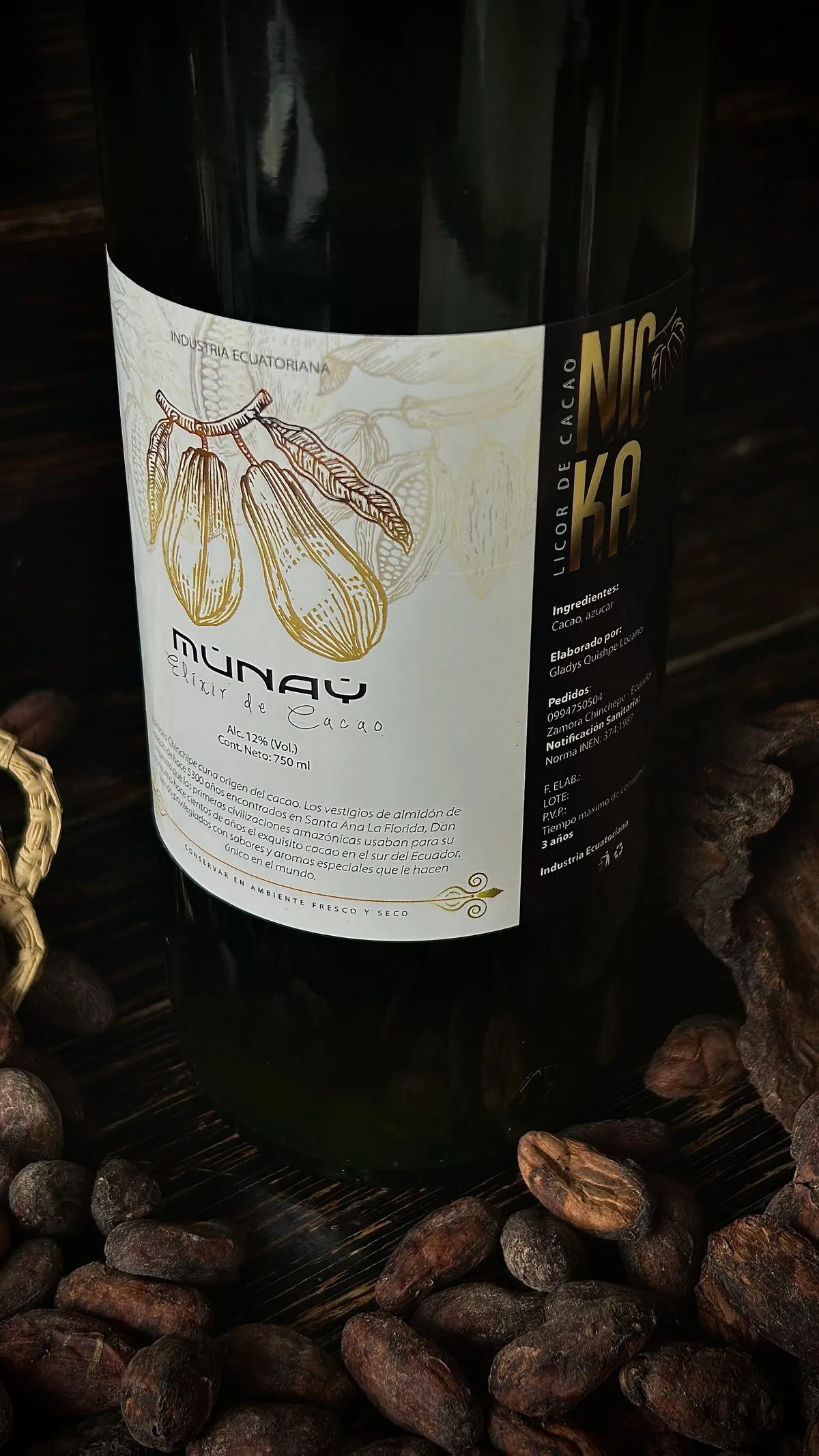 Etiqueta del licor de cacao Münay, rodeado de semillas de cacao