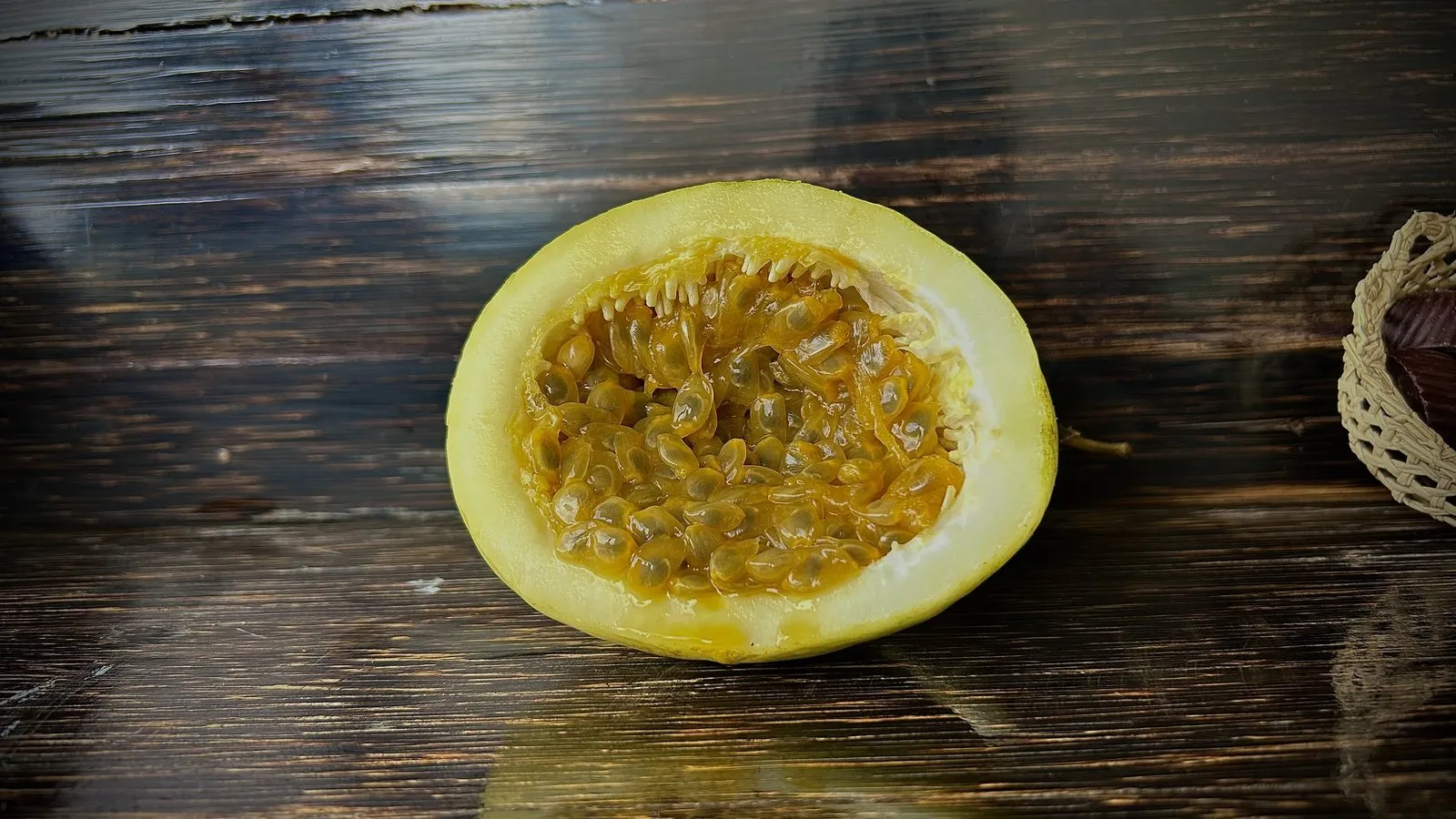 Maracuyá abierta, ingrediente de los bombones